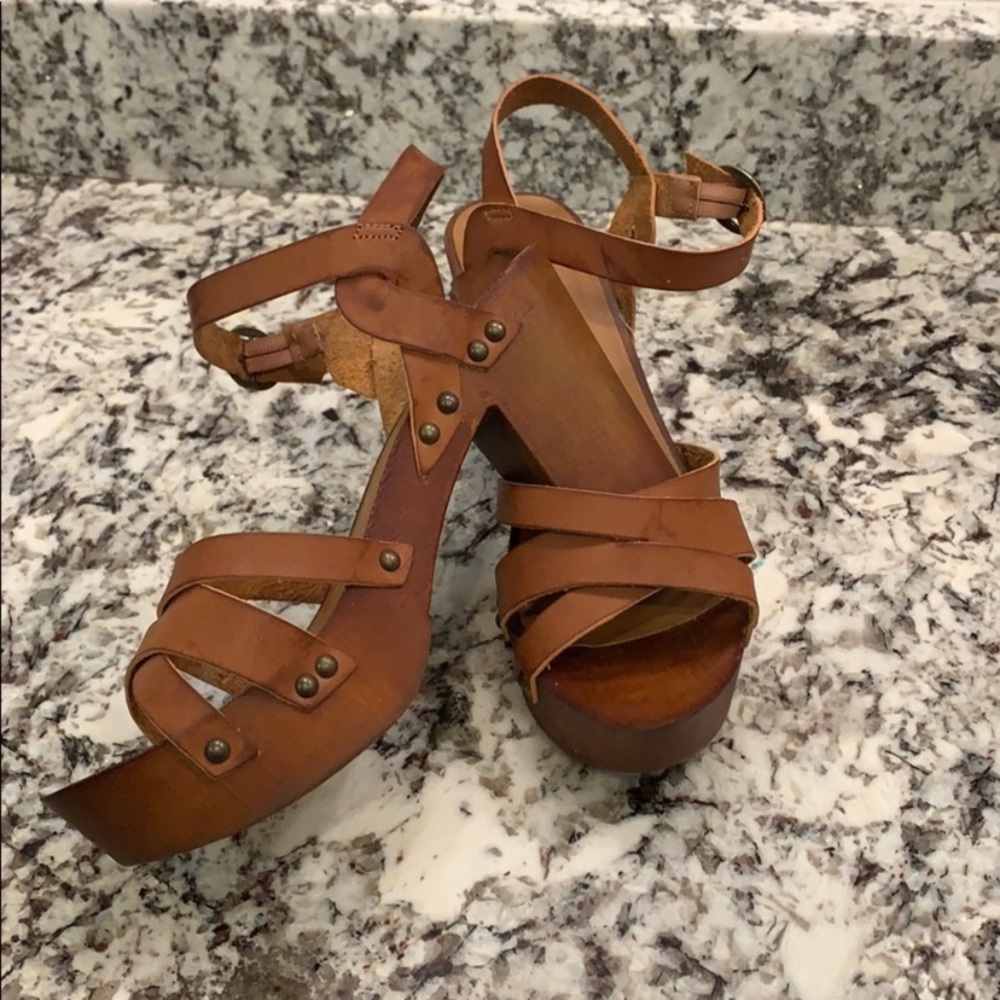 3” 70s wood platform sandals